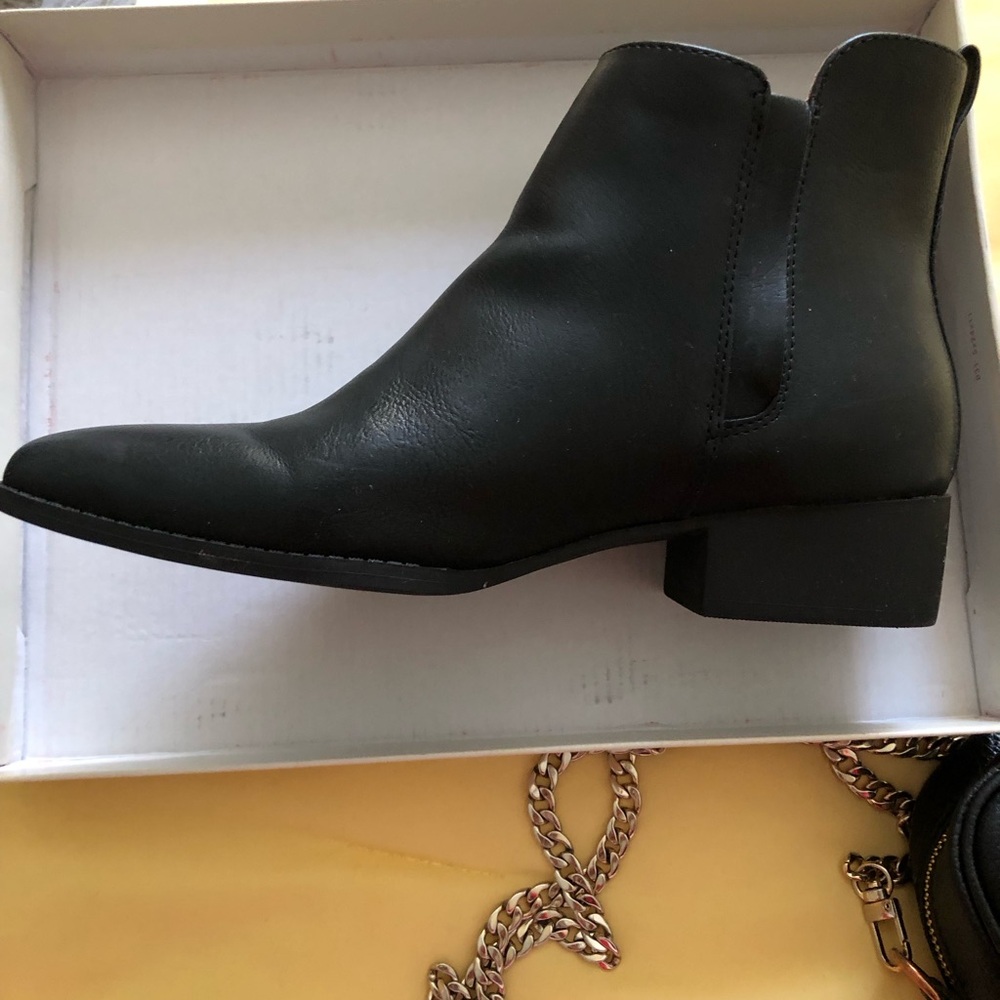 Wonderly Black Pointed Ankle Booties
